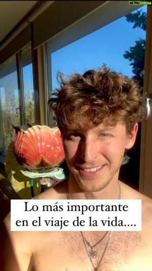 Nicolás Coronado Instagram - NOS OLVIDAMOS de que sin esto, las esperanzas de una vida plena se reducen drásticamente.

Importa el viaje, importa el destino, pero más importante es LA COMPAÑÍA: 

Yo soy uno de esos lobos solitarios, pero sé que mi alma necesita socializar y estar en conexión con buenas personas. De hecho, la socialización es uno de los factores que más alarga la vida, respaldado científicamente ☺️👍🏻