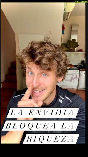 Nicolás Coronado Instagram - LEY DEL DAR ⬇️
El universo opera a través del cambio dinámico. Nada es estático. La vida es la danza eterna de la conciencia, un flujo de energía con intención que no se detiene. En ese flujo, dar y recibir es lo mismo. Cuando no damos, o cuando nos negamos a recibir, estamos deteniendo ese flujo universal. Para vivir en abundancia debemos aprender a dar amor, dinero o cualquier otra cosa que deseemos. Asimismo debemos aceptar con agradecimiento todo lo que se nos da.

Ley del karma o de causa y efecto .
Cada acción genera una fuerza de energía que regresa a nosotros. Constantemente estamos tomando decisiones, casi siempre de forma inconsciente. Aun así, cada elección genera una cadena de efectos que condicionan nuestra vida y la de otras personas. Para aplicar la Ley del karma debemos tomar consciencia de los efectos de cada decisión y preguntarnos si con ella generamos felicidad en nosotros y en los demás. El karma no es un castigo, es la forma en la que entendemos las consecuencias de nuestros actos.
#abundancia #leydelaatracción #leyesdelaabundancia #deepakchopra #pensamentopositivo #clavesdelexito