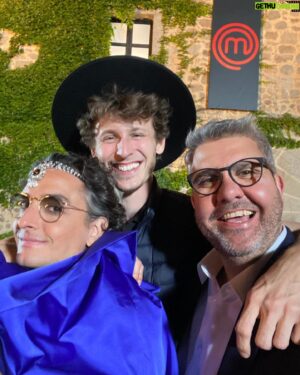 Nicolás Coronado Instagram - Recuerdos con grandes compañeros , y desde entonces estoy hecho un cocinillas ,
Os mando besos gigantes bellos ♥️♥️ cada vez que me cruzo con alguno de vosotros os siento family 💋💋
Siempre agradecido @masterchef_es  @mrey