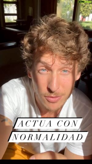 Nicolás Coronado Instagram - Tu actitud manda sobre tu estado de ánimo
Os hablé del estoicismo, de no darle voz al sentimiento que hay detrás de algún pensamiento que nos está atrapando. No darle voz para no avivar el fuego de ese sentimiento.
Tambien os hablé de que está bien no estar bien, no todos los días son de arco Iris. 
Somos seres sensibles y todo nos afecta, a veces cosas que ni siquiera sabemos. No pasa nada, es natural, lo importante es no hacer drama, hacerlo lo mejor que podamos ese día.

Hace poco he descubierto algo más poderoso aún para esos días bajos, y es actuar con normalidad y digo actuar porque consiste en sacar al actor y actriz que llevas dentro y obligarte a actuar como si fuera un día normal 
 Si tienes un estado de ánimo por los suelos, sin ganas de nada, lo mejor que puedes hacer es llevar el día adelante tal y como lo harías con un estado anímico normal, de esa manera empiezas a mandar a tu mente el mensaje de que todo está bien, de que no pasa nada, y en algún momento puedes llegar a olvidarte de que estabas triste, por qué no estás actuando dominado por ese sentimiento. 
Estás por encima, cogiendo las riendas de tu buena actitud y así, sales de ese bucle apático que te pueda estar atrapando o al menos se te hace menos pesado,
Tu actitud cambia tu sentir y tu estado anímico.
No dándole bola a un sentimiento que no queremos, este nos domina menos, y así en lugar de ser víctimas de nosotros mismos, nos volvemos dueños.

#actitud #estadodeanimo #gestionemocional #tristeza #mentepositiva #cerebro #nicolascoronado