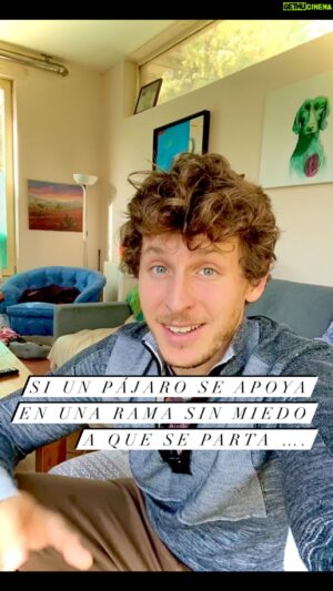 Nicolás Coronado Instagram - Si un pájaro se apoya en una rama sin miedo de que la rama se parta, no es por su confianza en la rama,
sino en sus alas.

Esta frase nos recuerda que tu y nadie más que tu eres tú propio salvador.
Tu eres el héroe de tu historia, no puedes depositar esa responsabilidad en nadie más que en ti misma.
Por eso hay que darse a uno mismo todo el amor que necesitamos y no esperar a que nos lo dé otra persona 

Que el amor que te alimenta no dependa ni de tu pareja ni de tus amigos porque si esa rama se rompe, te caerás.

En cambio si tus alas están fuertes porque te das y demuestras amor a ti misma todos los días en pequeños gestos, aunque la rama se rompa y alguien se vaya, tu fortaleza será independiente de esa pérdida.

Podrás sentir dolor por la pérdida porque nos apegamos a la gente y a todo, pero seguirás volando, no te caerás. 

#frases #crecimientopersonal #salvador #mentepositiva