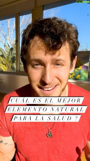 Nicolás Coronado Instagram - Aunque existe la creencia popular de que el agua marina no es apta para nuestro consumo, ingerirla tiene enormes beneficios sobre nuestra salud. Este líquido contiene minerales, proteínas, vitaminas y más de 90 elementos de la tabla periódica fundamentales para nuestro cuerpo, lo que nos ayuda a llevar una vida sana, rica en nutrientes y minerales, y lo más importante, de una forma natural.

De hecho, Eurípides ya difundía en su tiempo lo beneficioso que es beber agua marina: “El agua de mar cura todos los males del hombre”, proclamaba.

al beber agua de mar, nuestro organismo se desintoxica, oxigena, alcaliniza, nutre y restaura. Entre los beneficios de tomar agua de mar, podemos destacar los siguientes:
* 	Ayuda a nuestro organismo a procesar mejor los alimentos, evitando digestiones pesadas.
* 	Ayuda en la absorción de nutrientes a través del tracto intestinal.
* 	Elimina el exceso de acidez de las células del cuerpo.
* 	Regula la presión arterial (mezclada con agua dulce).
* 	Ayuda a la regeneración celular.
* 	Limpia los pulmones de mucosidad.
* 	Ayuda a eliminar resfriados y congestión.
* 	Aporta dureza a los huesos (la deficiencia de sal, o consumir sal refinada, es una de las principales causas de la osteoporosis).
* 	Regula el sueño.