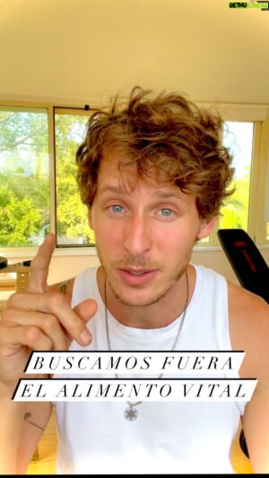 Nicolás Coronado Instagram - Vivimos en una sociedad tan superficial, que nos hemos acostumbrado a buscar fuera de nosotros mismos el alimento vital, el alimento emocional.

Hemos de aprender a ser autosuficientes y dárnoslo nosotros mismos, en lugar de exigírselo a la gente que nos rodea.
Esto crea relaciones de dependencia, ya que terminemos dependiendo de ellos para recibir ese amor, reconocimiento y escucha.
Somos nosotros mismos los que nos lo tenemos que prestar