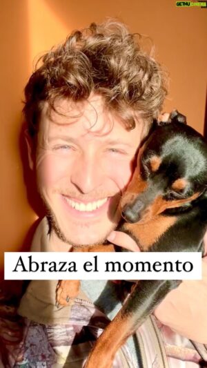 Nicolás Coronado Instagram - Esta es LA CLAVE DE LA FELICIDAD para sanar cualquier emoción oscura o dolorosa dentro de ti.

Solo hay un camino: poner amor en esa herida. Poner amor en tu momento presente, por eso hablo de abrazar. 
 
Tras ese abrazo está tu aceptación de esa emoción. Al abrazarla, la aceptas y al aceptarla, la amas y al amarla, la sanas. 

Transmutas esa emoción densa en aprendizaje y crecimiento.

Para eso, el único camino es amar ese dolor y eso no significa que quieras ese dolor contigo toda la vida, significa que en este momento esa herida necesita que pongas amor en ella para poder transformarse en algo más elevado. 

Adelante guerreros de luz, trasmutemos toda la oscuridad en amor. La oscuridad en luz. 

Para eso hay que entrar en contacto con esa oscuridad, siempre desde el amor, con compasión hacia uno mismo y hacia los demás.

#desarrollopersonal #gestionemocional #espiritualidad #crecimientopersonal #reflexiones #coaching #crecimientopersonal #motivacion #desarrollopersonal #amorpropio #inspiracion #exito #bienestar #autoestima #autoconocimiento #emprendimiento #crecimientoespiritual #libertadfinanciera #actitudpositiva