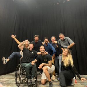 Nicolas Ferrero Instagram - PHOTO 1 : le rôle qu’on essaie de jouer dans la vie de tous les jours . 

PHOTO 2 : ce que l’on est vraiment . 

Blague a part , on essaie de trouver un nom à notre troupe d’impro … 

Aidez nous à trouver le nom en commentaire 😅

( essayez de trouver un nom autour du mot «  impro » )😊 

#theatre #archangetheatre #divinecomedy