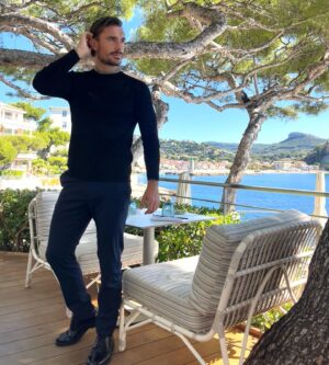 Nicolas Ferrero Instagram - Quand je ne suis pas en tenue de sport je me trouve plutôt cool 😏😅!