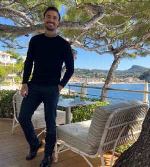 Nicolas Ferrero Instagram - Quand je ne suis pas en tenue de sport je me trouve plutôt cool 😏😅!