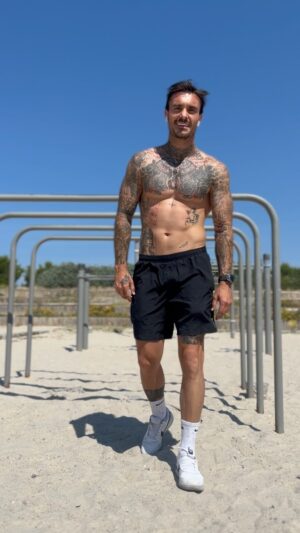 Nicolas Ferrero Instagram - La seule différence des parc de street workout entre Marseille et Los Angeles c’est le nombre de personnes qui s’entraînent . 🤷🏻‍♂️