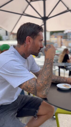 Nicolas Ferrero Instagram - Le moment où tu prendras ton envol sera le moment où tu auras décidé d’être toi même . De fonctionner à ton rythme et non celui « des autres » .

#Mindset 🧠