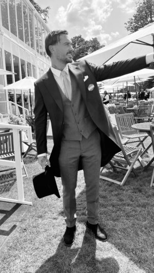 Nicolas Ferrero Instagram - Back in the 50’s 🎩

@ascotracecourse @axiomdwfm