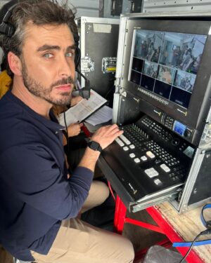 Nicolás Oyarzún Instagram - Mi generosa directora @bdellaschiava me dejó switchear