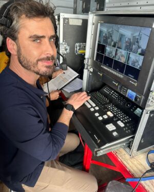 Nicolás Oyarzún Instagram - Mi generosa directora @bdellaschiava me dejó switchear