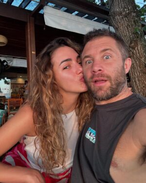 Nicolás Riera Instagram - Arrancando mis 39 de viaje, tradición que espero mantener. Enamorado y viviendo esta vida hermosa que me toca. Gracias @soythelmafardin por darme todo tu amor. Gracias a mi familia y amigos por el cariño. Y gracias a todos los mensajitos con amor y buena onda que me envían. Por ultimo gracias @leomessi y toda la selección @afaseleccion por la copa del mundo. Que lindo es ser Argentino ⭐️⭐️⭐️