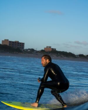 Nicolás Riera Instagram - El efecto de surfearte una ola expresado en 3 imagenes. 🌊🌊🌊
Gracias @gonbencsecz_ gran valor!! 
@quiksilverargentina