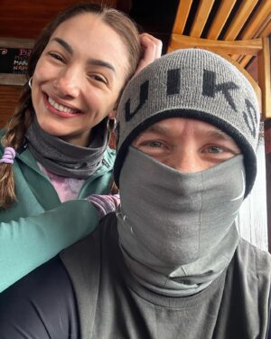 Nicolás Riera Instagram - Semanita de nieve primaveral en familia. Gracias @lafinca.hostel por darnos tanto amor.
@quiksilverargentina @cerrocatedralok