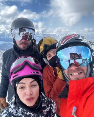Nicolás Riera Instagram - Semanita de nieve primaveral en familia. Gracias @lafinca.hostel por darnos tanto amor.
@quiksilverargentina @cerrocatedralok
