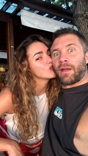 Nicolás Riera Instagram - Pasamos unos días maravillosos sintiéndonos en casa! (No sé cómo no tenemos video con Sergio y Pau que son los mas amorosos!) Nos trataron como reyes, nos mimaron con desayunos espectaculares todos los días, y también me dejaron usarles la cocina para hacerle huevos benedictinos al cumpleañero. Gracias por recibirnos así, volveremos siempre ❤️ 
Gracias Mai por ser la mejor organizadora de viajes, por leejos. Te queremos!