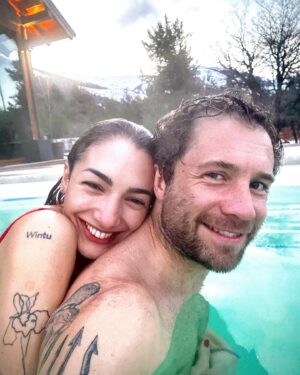 Nicolás Riera Instagram - Semanita de nieve primaveral en familia. Gracias @lafinca.hostel por darnos tanto amor.
@quiksilverargentina @cerrocatedralok