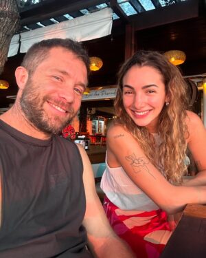 Nicolás Riera Instagram - Arrancando mis 39 de viaje, tradición que espero mantener. Enamorado y viviendo esta vida hermosa que me toca. Gracias @soythelmafardin por darme todo tu amor. Gracias a mi familia y amigos por el cariño. Y gracias a todos los mensajitos con amor y buena onda que me envían. Por ultimo gracias @leomessi y toda la selección @afaseleccion por la copa del mundo. Que lindo es ser Argentino ⭐️⭐️⭐️