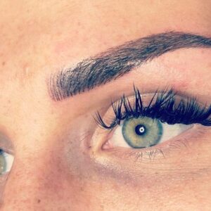 Nicolas Scandale Instagram - Marine a craqué pour le maquillage semi permanent de la bouche et des sourcils chez  @beautyds.dilek et elle en est satisfaite à 100% !! Pour la bouche elle a fait un maquillage permanent et pour les sourcils elle a fait du microblading puis shading à la retouche et elle en est totalement conquise 😍  Alors si vous aussi vous souhaitez un regard de star et une bouche de star n’hésitez pas à suivre  @beautyds.dilek  et à lui poser vos questions.
