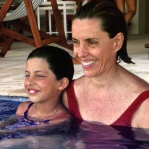 Nicolasa Ortíz Monasterio Instagram - Mi tía Leonor y yo. Hay días que te extraño más que otros. Me gustaría contarte muchas cosas que están sucediendo últimamente. Ayer abracé a Ángeles, tu amiga. Sentí que te abrazaba a ti. Fue muy bonito y curioso. Te extrañamos mucho todos. Sigues muy viva en nosotros, verdad Leo?