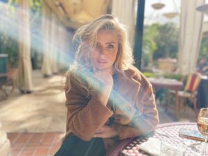 Nicole Alexandra Shipley Instagram - “I didn’t choose this light, the light chose me.” 💡 wise words and decent pics from @overfedstarvingartist