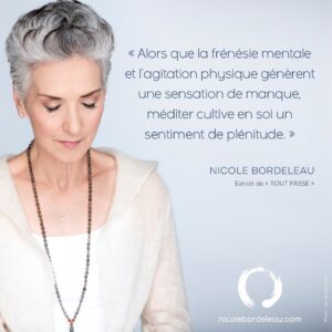 Nicole Bordeleau Instagram - INSPIRER, EXPIRER, LAISSER ALLER

Prêter attention au mouvement de notre souffle peut nous enseigner comment se poser au cœur même du moment présent. 

Pour ce faire, nul besoin de faire appel à des techniques compliquées ou des pratiques de longue durée. 

Il suffit de ressentir sans contrôler le va-et-vient de notre respiration. 

Essayez, vous verrez…

Posez une main sur le coeur et l'autre sur le ventre.
Faites-le dès maintenant.

Détendez-vous et observez, ressentez ce va et vient.

Après un moment, vous réaliserez que ...

L'acte d'expirer c'est une forme de lâcher-prise avec ce qui a été.

L'acte d'inspirer est une ouverture à ce qui est. 

Ainsi lorsque vous serez tenté de vous agripper à quelqu'un ou à quelque chose du passé, concentrez-vous sur l'expiration.

Et lorsque vous ressentirez de la peur ou que vous serez angoissé face au futur, concentrez-vous sur l'inspiration.

Ce n'est pas plus compliqué que cela..
 
Et, cette manière simple et concrète de revenir au monde s’appelle méditer.

#respire #toutpasse #reveniraumonde #souffle #momentprésent #présence #laisseraller #ouverture #breathe #mindfulness