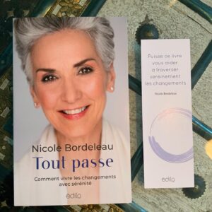 Nicole Bordeleau Instagram - Il fût un temps où je ressentais un mal-être lorsque j'entendais dire que TOUT PASSE ou si vous préférez que rien ne dure pour toujours. J'y voyais là une triste nouvelle. 

Jusqu'au jour où j'ai pris conscience que je ne gagnais rien à nier cette réalité. Au contraire. Accepter le fait que tout est appelé à se transformer peut même s'avérer une excellente nouvelle !

Si rien n'est fixé à jamais cela signifie qu'une habitude néfaste qui mine notre santé, un trait de caractère qui nous cause des ennuis, une dépendance qui génère de la souffrance, une peur qui nous empêche de dormir la nuit peut aussi se transformer avec un peu d'effort et de volonté.

Depuis cette prise de conscience, je m'exerce chaque jour à apprivoiser certains changements dans ma vie. À certains moments, j'y arrive. D'autres, moins. 

Cependant je persévère, car je trouve dans l'exercice d'accueillir l'imprévisibilité plus de paix, plus de sérénité et plus de force intérieure pour mieux vivre le moment présent.

Que la vie vous soit douce,
Nicole
www.nicolebordeleau.com

#toutpasse #nouveaulivre @editionsedito #impermanence #transformation #création #changement #espoir #lumière