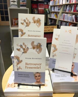 Nicole Bordeleau Instagram - Durant ces mois d’écriture et de remises en question, j’ai rêvé d’un moment où l’on pourrait s’asseoir ensemble …

Pour parler de nos doutes, nos croyances et nos espérances face aux temps à venir.

Partager, sans faux-fuyant, de la présence ou de l’absence de spiritualité et ce que signifie la « foi » dans nos vies.

Un moment tout simple où l’on échangerait sur nos visions individuelles et collectives concernant notre « demain ».

Hier soir, grâce aux efforts de l’équipe @editionsedito, de mon ami @erwanleseul, de la @librairie_monet, j’ai vécu un tel moment.

J’ai écrit cet ouvrage pour apporter ma petite part de lumière et d’espoir et l’unir à la vôtre.

Merci à chacun de votre soutien.

J’espère avoir la chance de vivre encore de tels moments. 

#retrouverl’essentiel #donnersensanosvies #moment #nouveaulivre #partages #discussions #rencontres #retrouvailles #spiritualité #foi #écoute #visions