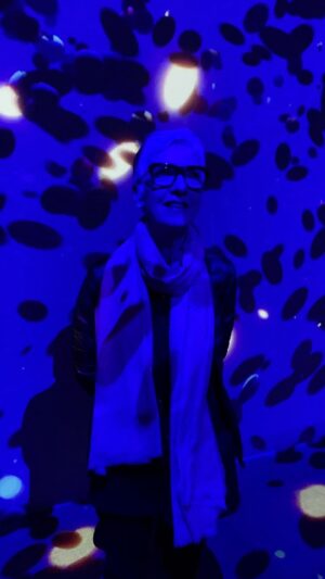 Nicole Bordeleau Instagram - Moment d’émerveillement.

Au rythme des images, des impressions sonores.
Au son de la voix de David Suzuki.

Et, de celle notre grande poétesse, Joséphine Bacon, dont les mots résonnent et tambourinent jusqu’à nos cœurs.

Tu parles d’étoiles
Je te parle de rivières
Tu parles d’astres
Je te parle de lacs
Tu parles de l’infini
Je te parle de la toundra
Tu parles d’anges 
Je te parle d’aurores boréales
Tu parle des cieux
Je te parle de la terre …

(Extrait de « Quelque part » - Joséphine Bacon)

#joie #espace #nature #poésie #terre #gratitude
#émerveillements #josephinebacon #espaceoasis
 #oasisimmerssion #davidsuzukifoundation #nationalegeographique #naturevive2024