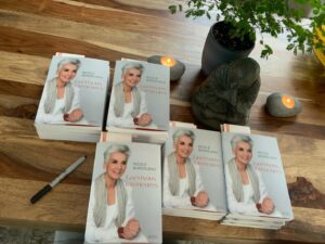 Nicole Bordeleau Instagram - Aujourd’hui, j’ai le bonheur de dédicacer des exemplaires de « Guérisons intérieures.»

J’ai l’impression d’envelopper un cadeau à chaque livre tellement j’ai hâte de vous l’offrir !

Demain, soirée de lancement. J’espère vous y retrouver.

Mercredi, 21 septembre, il arrive en librairie.
Joie ! Joie ! Joie !

#guerisonsinterieures #nouveaulivre #joie #editionsedito #gratitude #lumière