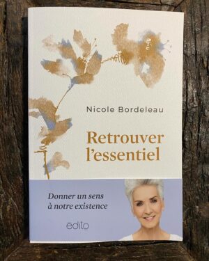 Nicole Bordeleau Instagram - Je me suis réveillée un jour en m’interrogeant à savoir comment ne pas céder au désenchantement face à l’état de notre monde ? 

Comment remettre l’accent sur l’essentiel ? 

Dans une société qui valorise la promotion de soi davantage que la connaissance de soi, est-ce encore pertinent de parler de spiritualité ? 

Face à l’écoanxiété, à l’intelligence artificielle, aux crises migratoires aux guerres, aux cyberattaques, une telle proposition peut-elle tenir la route ?

De fait, « spirituel » ça veut dire quoi au juste ?

En ces heures fragiles, alors qu’il serait tentant de succomber au désenchantement, ces questions m’apparaissaient essentielles. 

J’ai publié cet ouvrage chez @editionsedito pour partager mes réflexions.

Disponible en librairie et en version numérique.
Version audio à suivre sous peu.

J’ai hâte de vous retrouver pour que l’on puisse en parler, ensemble.

D’ici là, merci de votre précieux soutien.

#nouveaulivre #nicolebordeleau #essentiel #quêtedesens #spiritualité #écoanxiété #intelligenceartificielle #vieintérieure