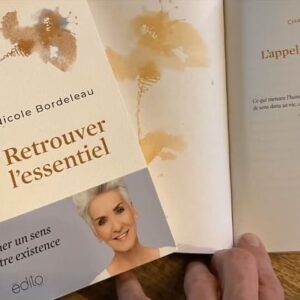 Nicole Bordeleau Instagram - Ce petit ouvrage à paraître le 25 octobre, chez Édito, je l’ai imaginé comme une invitation à s’asseoir ensemble …
Pour explorer …

À quoi tient ce « vide » intérieur que nous sommes si nombreux à éprouver ?
Comment ne pas succomber au désenchantement face à ce qui se passe, actuellement ?
Que faire de nos sentiments d’impuissance et de lassitude ?
Le développement d’une vie intérieure pourrait-il s’avérer une piste de solution ?
En cette ère de cyberculture, est-ce toujours pertinent d’aborder un sujet tel que la « spiritualité » ?
Au fait, « être spirituel » ça veut dire quoi au juste ?

Aux heures fragiles de son existence, l’humain a toujours su se questioner.

C’est pourquoi j’ai hâte de vous retrouver sur le chemin pour vous en parler, pour vous écouter, pour explorer et méditer ensemble sur comment :

« RETROUVER L’ESSENTIEL » ET DONNER SENS À NOTRE EXISTENCE.

Je vous remercie à l’avance de précommander votre exemplaire chez votre libraire préféré.

@editionsedito 

#livre #nouveauté #rentrée2023 #essentiel #invitation #lecture #découverte #essentiel