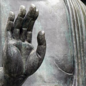 Nicole Bordeleau Instagram - UNE MINUTE DE CALME 

Arrêtez-vous.
Stop.
Cessez de vous agiter mentalement, physiquement.

Déposez-vous pour un moment.
Ne faites plus rien. 
Soyez juste là où vous êtes.
Tel que vous êtes.

Détendez vos yeux, votre visage.
Descendez vos épaules.
Pour une minute, lâchez prise intérieurement.

Arrêtez d'énumérer la liste de tout ce qui n'a pas encore été fait jusqu'ici, offrez-vous ce moment pour reprendre votre souffle.

Respirez par le nez.
Inspirez sur un compte de 4.
Expirez sur un compte de 4.

Tout en respirant, soyez ici et maintenant.
Pleinement présent.
Totalement vivant.

Et au lieu de vous critiquer, parce que vous n'êtes pas assez ceci ou cela - ou encore - parce que vous êtes trop comme ceci ou cela - appréciez qui vous êtes.

Honorez aujourd'hui cette manière unique qui est la vôtre d'être au monde.

À la fin de cette minute de calme, retournez paisiblement à vos activités.

Et faites-vous la promesse de reprendre cet exercice au cours de votre journée.

Au fil des jours et des semaines à venir, pour demeurer calme et centré, servez-vous en comme filet de sécurité.

#uneminute #stop #calme #respire #espace #reveniraumonde #toutpasse