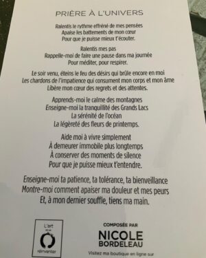 Nicole Bordeleau Instagram - Une nuit de 2014, face à une décision difficile à prendre, j’ai cherché un signe, une réponse à l’intérieur de moi-même.

N’y trouvant que doute et confusion, j’ai composé une requête, une demande d’aide, une prière. 

Et puisque je ne savais pas à qui l’adresser, je l’ai adressé à l’Univers tout entier.

Au maitn, mon esprit était plus clair. J’ai pris, ce jour-là, la meilleure des décisions. Je le sais, aujourd’hui.

Depuis, cette prière m’accompagne au quotidien. 

Elle se glisse à l’intérieur de mes souffles, dans mes pratiques du yoga, de la méditation, de la marche contemplative.

Je vous l’offre en souhaitant qu’elle puisse vous apporter espoir et réconfort.

Que la vie vous soit douce🙏🏻

#prière #confiance #espoir #calme #paix #respire #toutpasse #reveniraumonde #sérénité