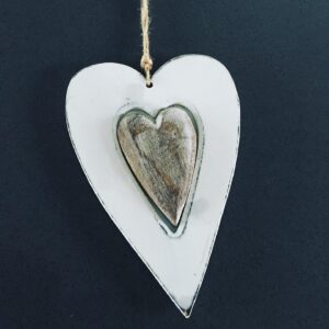 Nicole Bordeleau Instagram - L’amour véritable est un vertigineux sujet à explorer, car il est indéfinissable.

Ici, il ne s’agit pas de celui qui est passionnel, fait d’attachement et de désirs, mais de cet amour qui efface la dualité en soi et la division d’avec l’autre, de celui qui élève l’âme dans un état de grâce.

C’est le sujet que nous explorons cette semaine sur notre chaîne balado. 

À découvrir dès maintenant sur votre portail préféré et sur mon site (lien dans bio). 

Bonne écoute !

#nicolebordeleauenbalado #amour #éveil #coeur #lumière #authenticité #éternel #love #reallove 🙏🏻💛