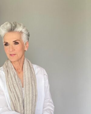 Nicole Bordeleau Instagram - « Guérir, c’est se redéfinir. 
Tout en nous y aspire. »

Citation tirée de « Guérisons intérieures », @editionsedito 

#guerisonsinterieures #nouveauté #livre #guérir #healing #redéfinir #aspiration #évolution #transformation