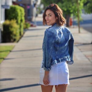 Nicole Dambro Instagram - ✌️𝚆𝚊𝚕𝚔𝚒𝚗𝚐 𝚊𝚠𝚊𝚢 𝚏𝚛𝚘𝚖 𝚝𝚑𝚎 𝙾𝙻𝙳 𝚊𝚗𝚍 𝚜𝚝𝚎𝚙𝚙𝚒𝚗𝚐 𝚒𝚗𝚝𝚘 𝚝𝚑𝚎 𝙽𝙴𝚆✨
They say a change will do you good, so I decided to go for it! I’m leaving my home of 3.5 years to move in with @bleweyd! And, another cherry on top, I’m getting a new car! Of course it’s difficult to walk away from these things that I love so much, but I’m excited for the future and the special memories that I get to make in these new places and things. Anyone else going through some major changes?! #newnew #newenergy #bigchanges #stevecandnikkidee📸