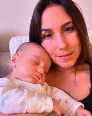 Nicole Dambro Instagram - Living in my own little world lately… The quiet early morning cuddles are my favorite 🩵🥹
#newmom #firstbornson