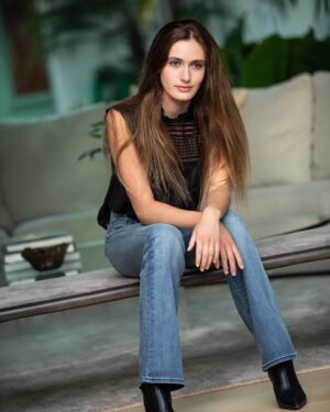 Nicole Elizabeth Berger Instagram - These @7forallmankind bootcut jeans are the coziest pair of denim I own and perfect to wear all day 💙 #WeAreMadeforThis