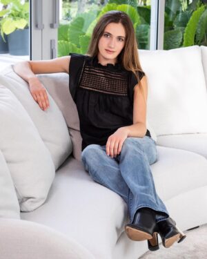 Nicole Elizabeth Berger Instagram - These @7forallmankind bootcut jeans are the coziest pair of denim I own and perfect to wear all day 💙 #WeAreMadeforThis