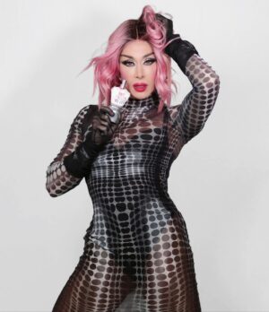 Nicole Gaultier Instagram - QUE LES PARECE MI LOOK PARA GET USET TO IT !  @jeanpaulgaultier pride edition , te dejo el link en mis historias para que conozcas esta fabulosa fragancia 

PH @retrabookpro