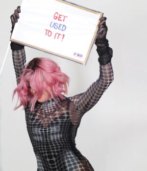 Nicole Gaultier Instagram - QUE LES PARECE MI LOOK PARA GET USET TO IT !  @jeanpaulgaultier pride edition , te dejo el link en mis historias para que conozcas esta fabulosa fragancia 

PH @retrabookpro