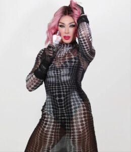 Nicole Gaultier Instagram - QUE LES PARECE MI LOOK PARA GET USET TO IT !  @jeanpaulgaultier pride edition , te dejo el link en mis historias para que conozcas esta fabulosa fragancia 

PH @retrabookpro