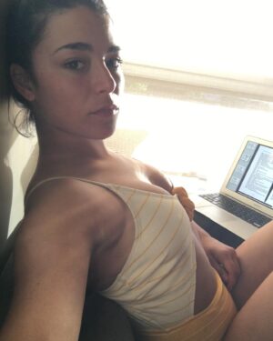 Nicole Muñoz Instagram - Suns out 😎