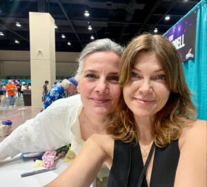 Nicole de Boer Instagram - We’re  even cuter in person so come say hi 😍😍 @galaxyconoklahomacity 

#oklahomacity #startrek #startrekds9 #deepspacenine #dax #jadzia #ezri #jadziadax #ezridax