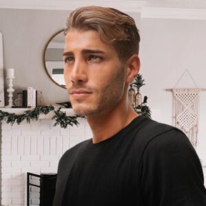Nicolò Ferrari Instagram - Salut les amis, je reviens vite sur les réseau sociaux, sachez que vous me manquer beaucoup, j’espère que vous êtes en train de kiffer les épisode des Apprentis💛. A très vite☀️ // ciao amici, torno prestissimo sui social, sappiate che mi mancate molto, spero vi stiano piacendo gli episodi des Apprentis. A prestissimo. #LAA5 #BackSoon