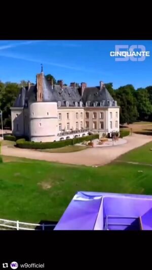 Nicolò Ferrari Instagram - RDV à 18:50 sur #W9 pour voir la suite de mon aventure dans #Les50 💜 vous aller kiffer j’en suis sûre… le jeu commence vraiment à devenir dur et intéressant…😎 #lescinquante #TvShow