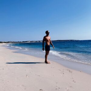 Nicolò Ferrari Instagram - Je veux juste vivre au bord de la mer. Marcher sur la plage la nuit, et m’endormir la fenêtre ouverte en entendant le bruit des vagues. 🌙🌊