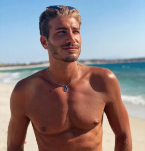 Nicolò Ferrari Instagram - Sun kissed ☀️🇬🇷 #GreekVacation PS: Merci pour tout vos message, vous êtes vraiment au top, j’ai beaucoup de chance de vous avoir à mon côté…